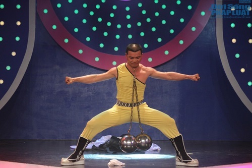 Người bí ẩn tập 11: Kinh ngạc với “siêu nhân” móc vật nặng vào cổ